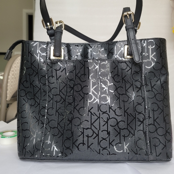 Calvin Klein floral prints tote bag. - Picture 2 of 12